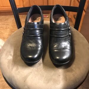Womens Clark’s Channing Leary Leather Slip on soft cushion shoes. Size 8